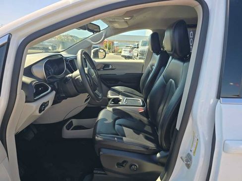 Used 2023 Chrysler Pacifica Touring-L FWD image 9