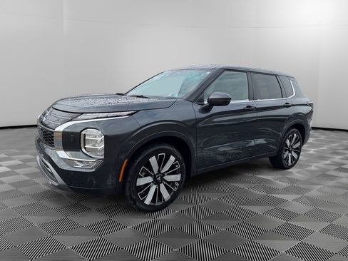 Used 2025 Mitsubishi Outlander SE image 3