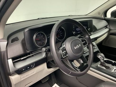 Used 2023 Kia Carnival LX image 12