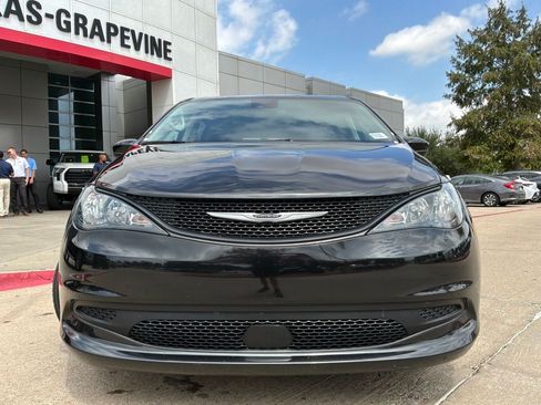 Used 2023 Chrysler Voyager LX FWD image 3