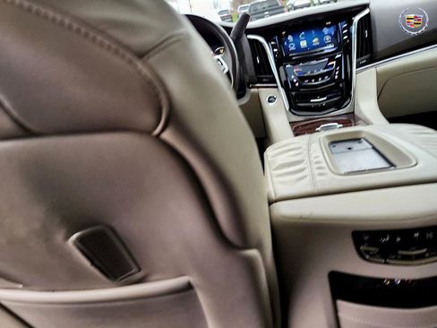 Used 2015 Cadillac Escalade Premium image 13
