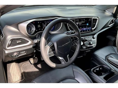Certified 2025 Chrysler Pacifica Select image 14