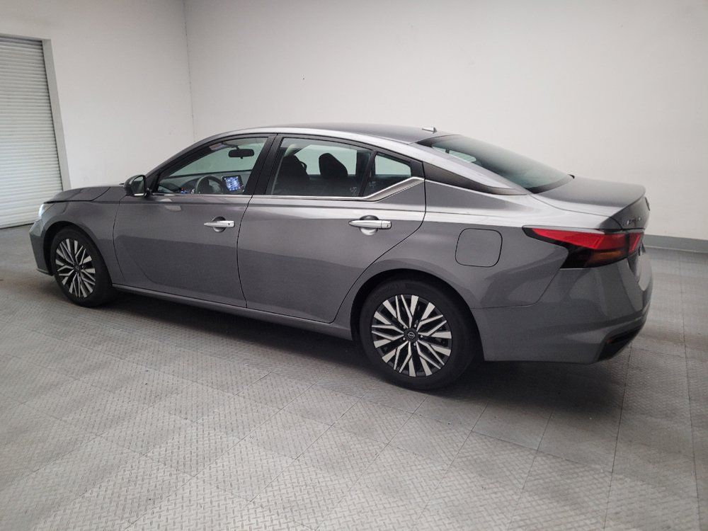 Used 2024 Nissan Altima 2.5 SV FWD image 3