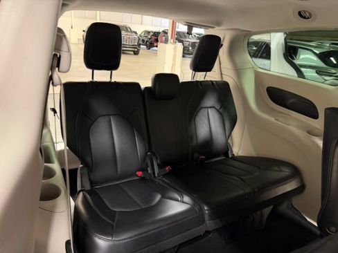 Used 2024 Chrysler Pacifica Limited FWD image 27