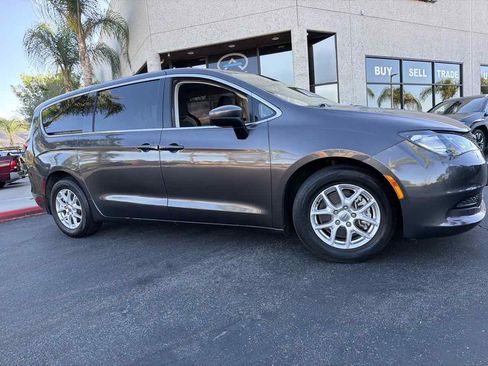 Used 2022 Chrysler Voyager LX FWD image 6