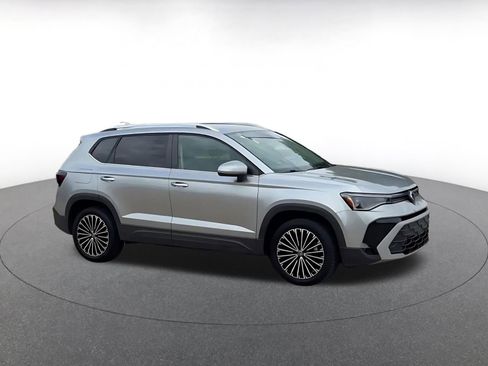 Used 2025 Volkswagen Taos SE image 2