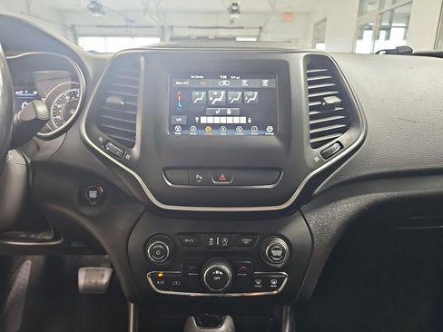 Used 2020 Jeep Cherokee Latitude Plus AWD/4WD image 25