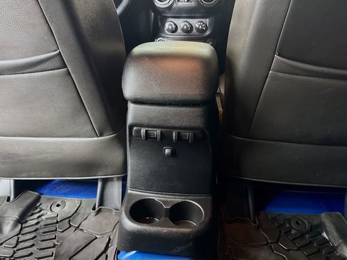 Used 2015 Jeep Wrangler Unlimited Rubicon w/ Connectivity Group image 35