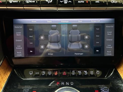 Used 2024 Jeep Grand Wagoneer Series III AWD/4WD image 18