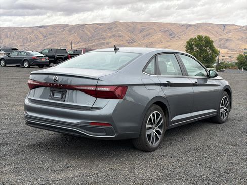 Used 2025 Volkswagen Jetta SE FWD image 8