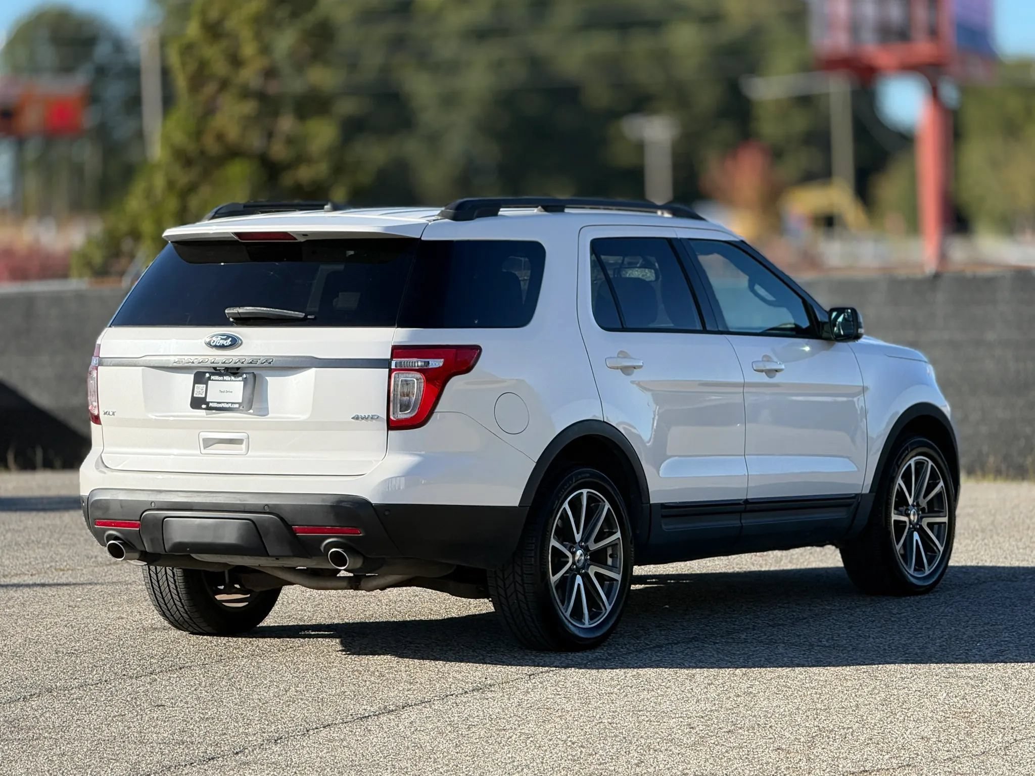 Used 2015 Ford Explorer XLT w/ Equipment Group 202B AWD/4WD image 9