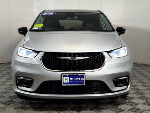 Used 2024 Chrysler Pacifica Touring-L image 10