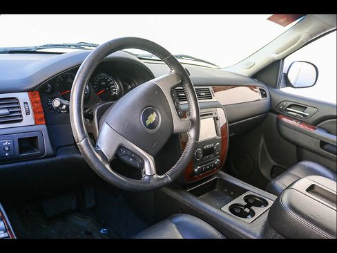 Used 2013 Chevrolet Suburban LT RWD image 9