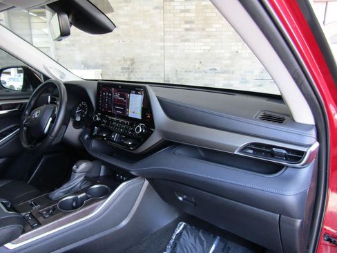 Used 2021 Toyota Highlander Limited FWD image 12
