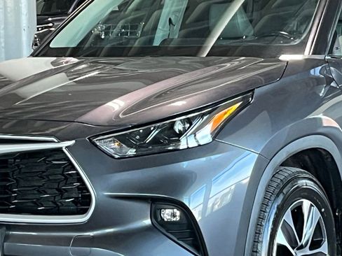 Used 2022 Toyota Highlander XLE AWD/4WD image 5