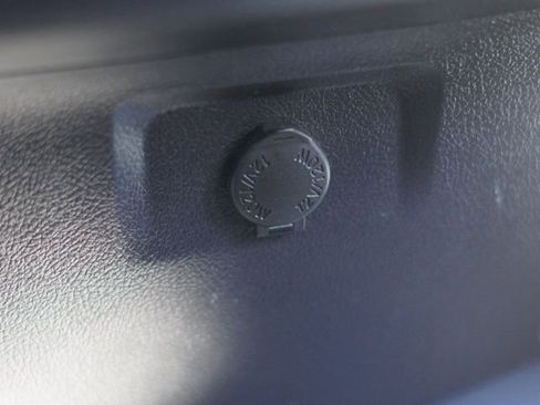 Used 2018 Toyota Sienna SE image 32