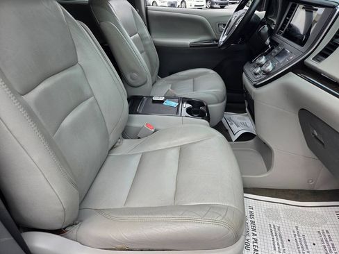 Used 2015 Toyota Sienna XLE FWD image 30