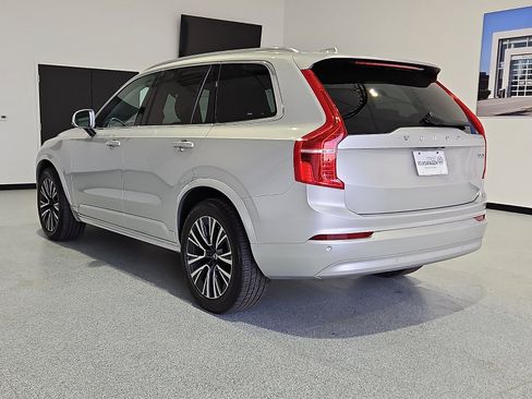 Used 2022 Volvo XC90 T6 Momentum image 2