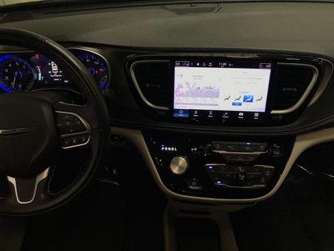 Used 2022 Chrysler Pacifica Touring-L AWD/4WD image 7