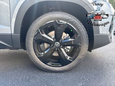 New 2025 Volkswagen Taos SEL image 9