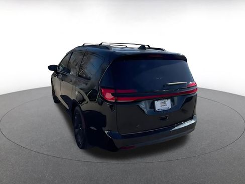 Used 2025 Chrysler Pacifica Limited image 11