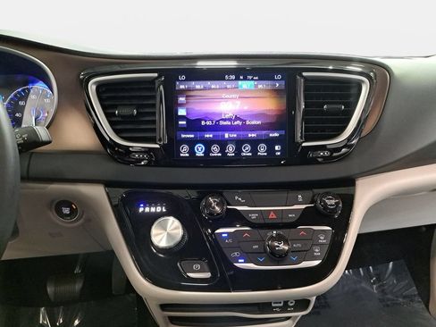 Used 2017 Chrysler Pacifica Touring-L FWD image 22