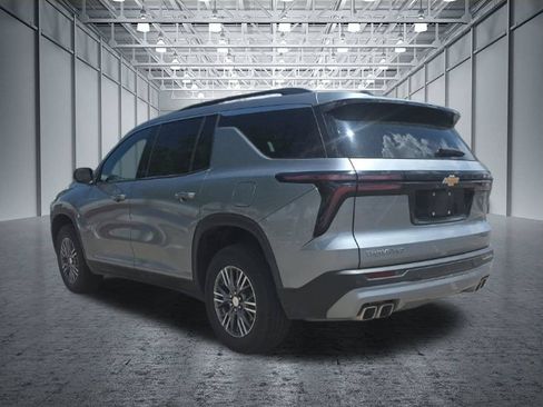 Used 2025 Chevrolet Traverse LT FWD image 4