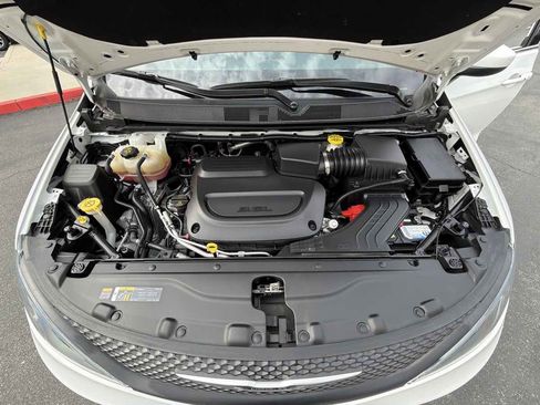 Used 2022 Chrysler Voyager LX image 35