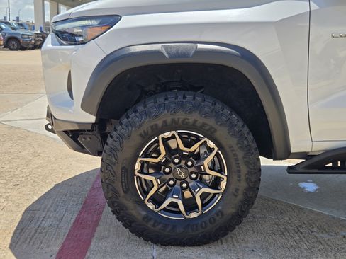 Used 2024 Chevrolet Colorado ZR2 w/ Technology Package AWD/4WD image 5