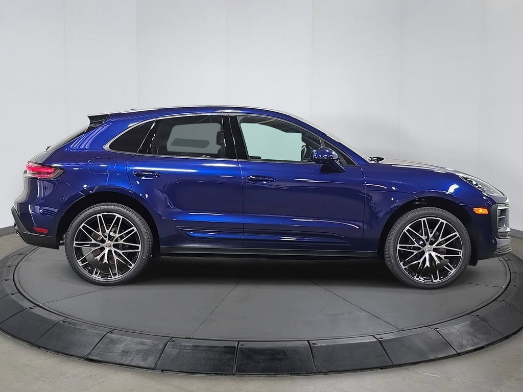 Certified 2025 Porsche Macan AWD/4WD image 8
