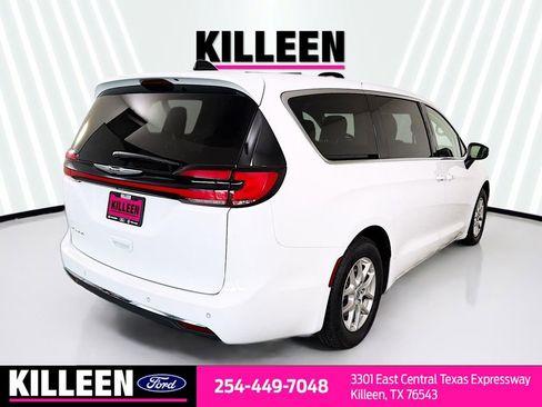 Used 2023 Chrysler Pacifica Touring-L FWD image 8