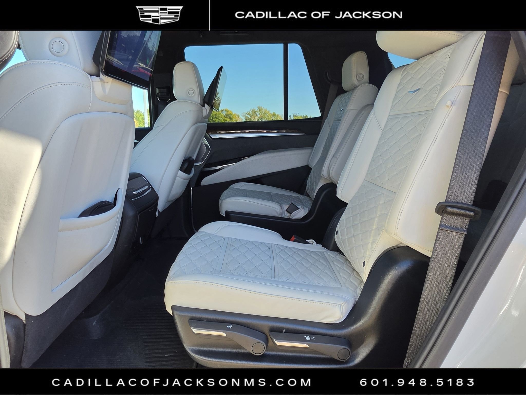 Used 2025 Cadillac Escalade Sport Platinum w/ LPO, Floor Liner Package AWD/4WD image 17