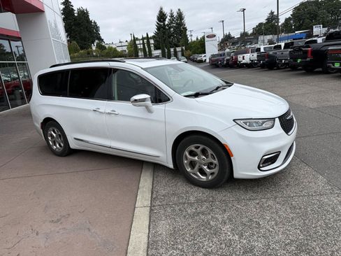 Used 2022 Chrysler Pacifica Limited FWD image 7