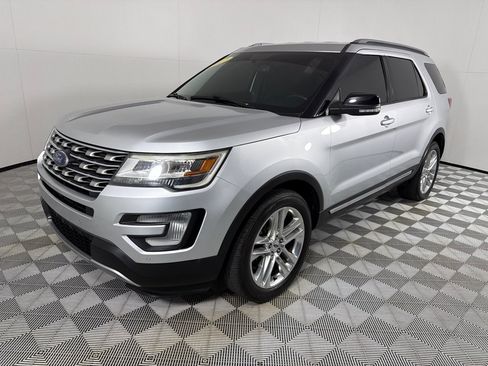 Used 2017 Ford Explorer XLT w/ Equipment Group 202A AWD/4WD image 9