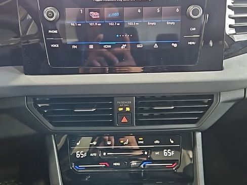 Used 2025 Volkswagen Jetta SE image 30