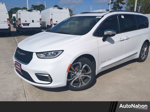 New 2026 Chrysler Pacifica Pinnacle image 1