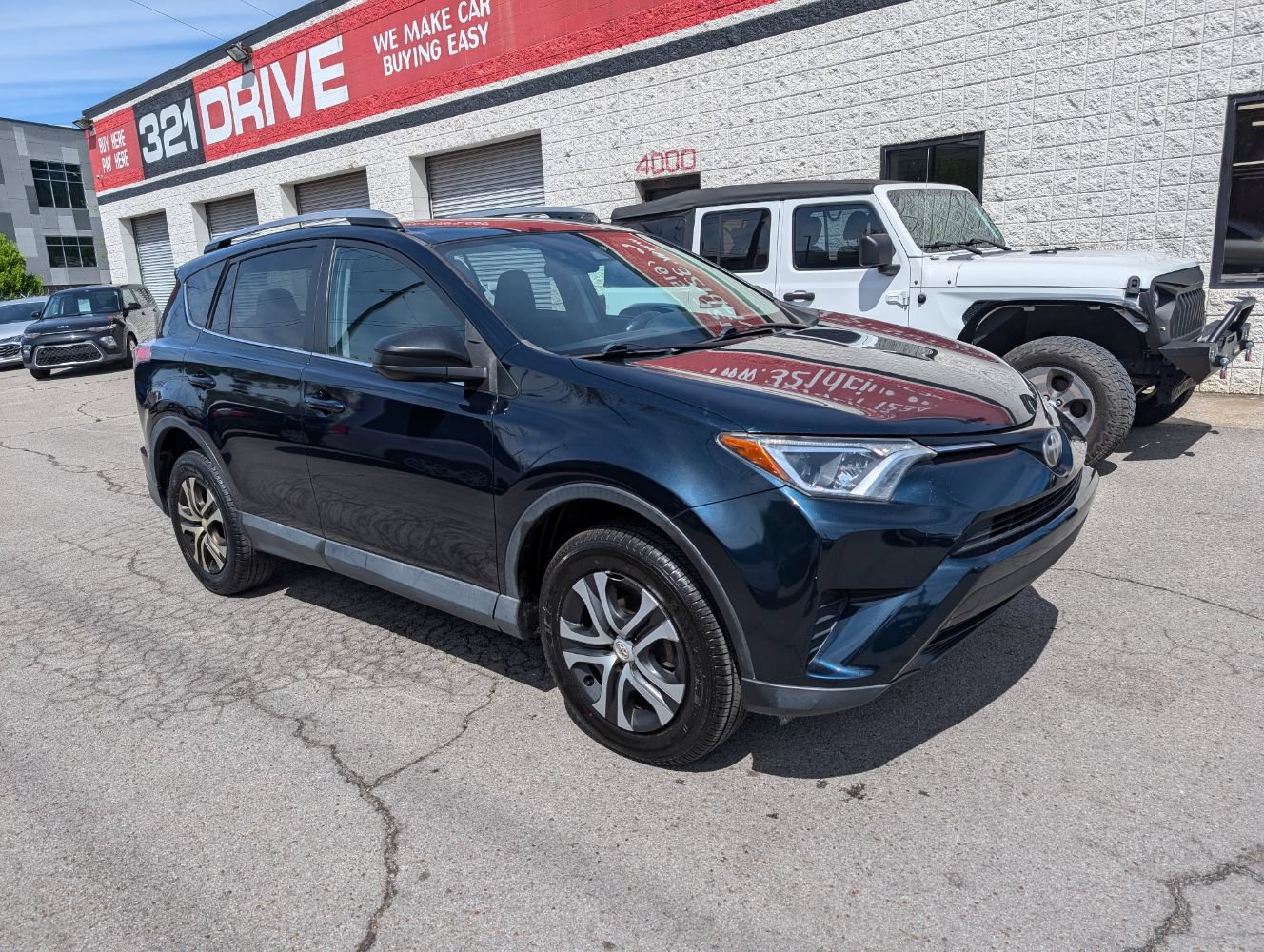 Used 2017 Toyota RAV4 LE FWD image 1