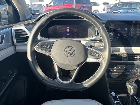 Used 2025 Volkswagen Taos SE w/ Panoramic Sunroof Package image 14