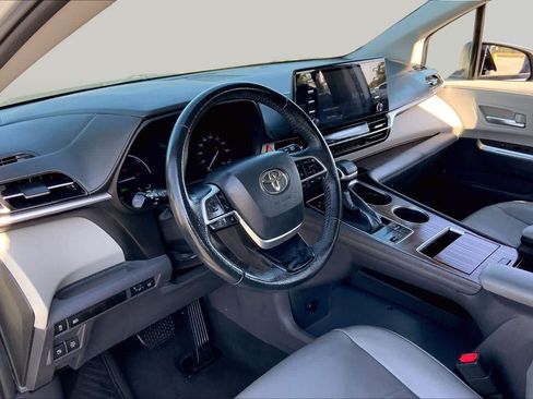 Used 2022 Toyota Sienna XLE FWD image 17