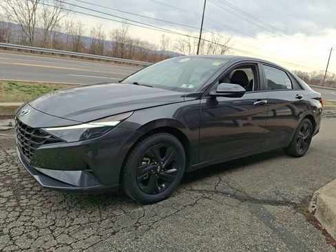 Used 2022 Hyundai Elantra SEL w/ Convenience Package image 3