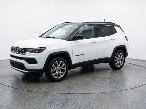 Used 2025 Jeep Compass Limited AWD/4WD image 3