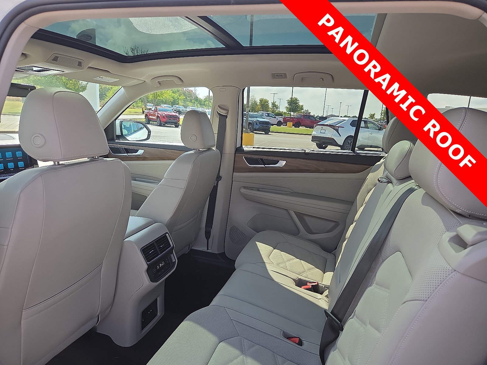 Used 2024 Volkswagen Atlas SE w/ Panoramic Sunroof Package FWD image 10
