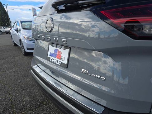 Used 2023 Nissan Rogue SL w/ SL Premium Package image 17