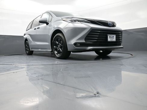 Used 2025 Toyota Sienna XLE Woodland Edition AWD/4WD image 30