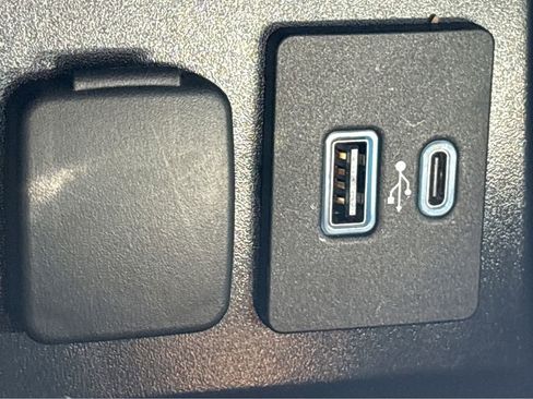 Used 2022 Ford Explorer XLT w/ Equipment Group 202A RWD image 36
