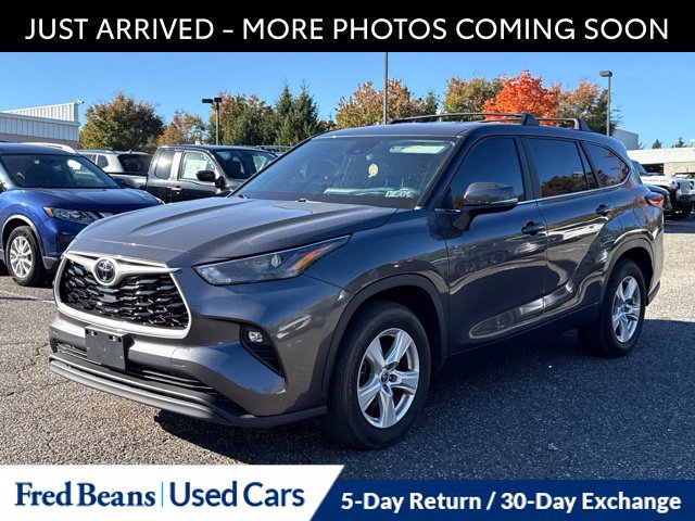 Used 2023 Toyota Highlander LE FWD image 3