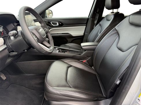 Used 2024 Jeep Compass Limited image 9