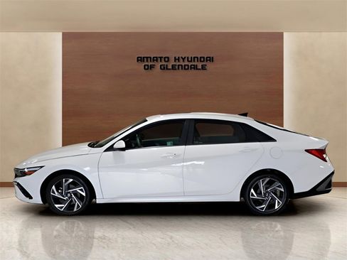 Certified 2025 Hyundai Elantra SEL image 3