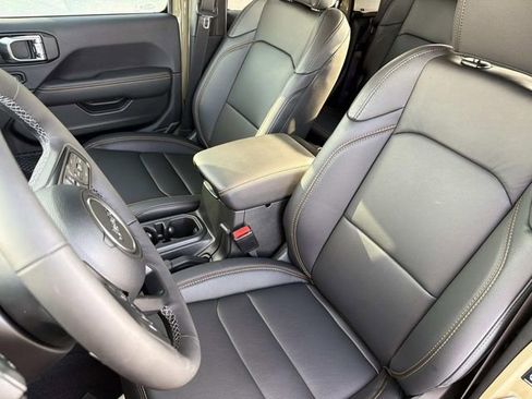 Used 2025 Jeep Gladiator Sport image 18