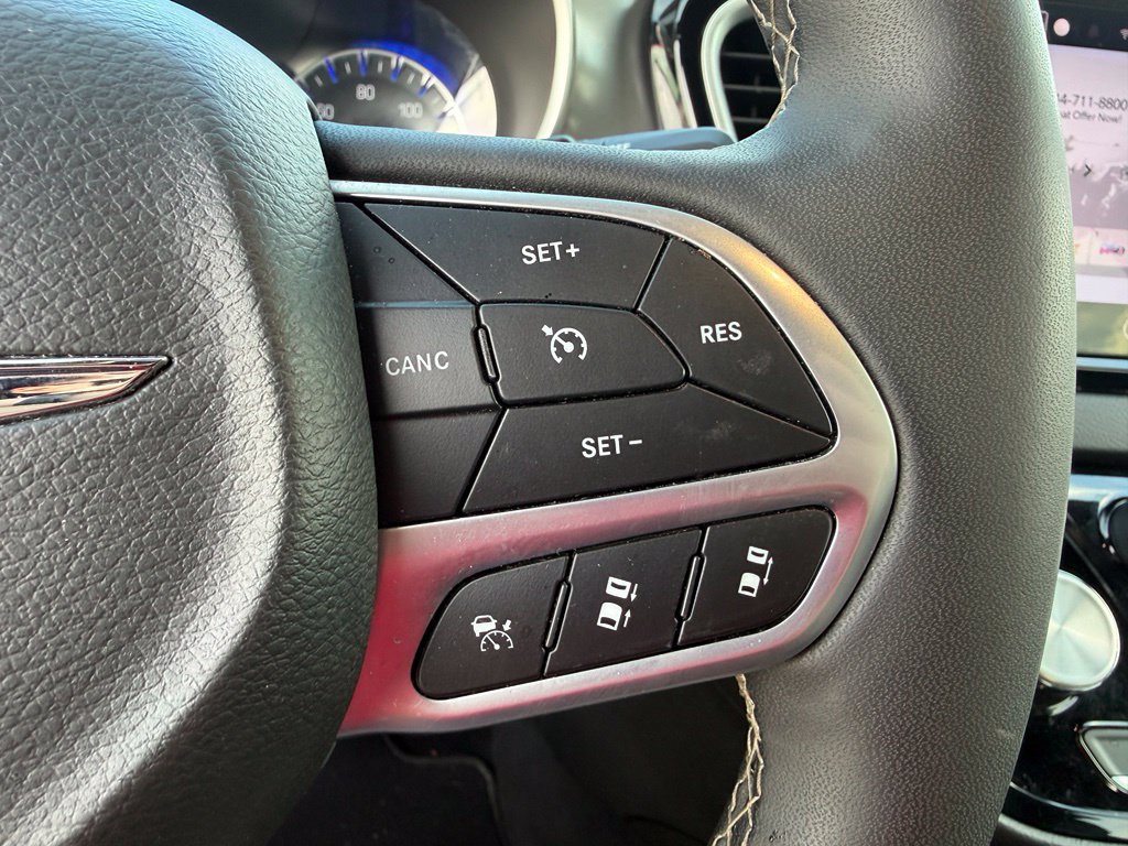 Used 2025 Chrysler Pacifica Select FWD image 9